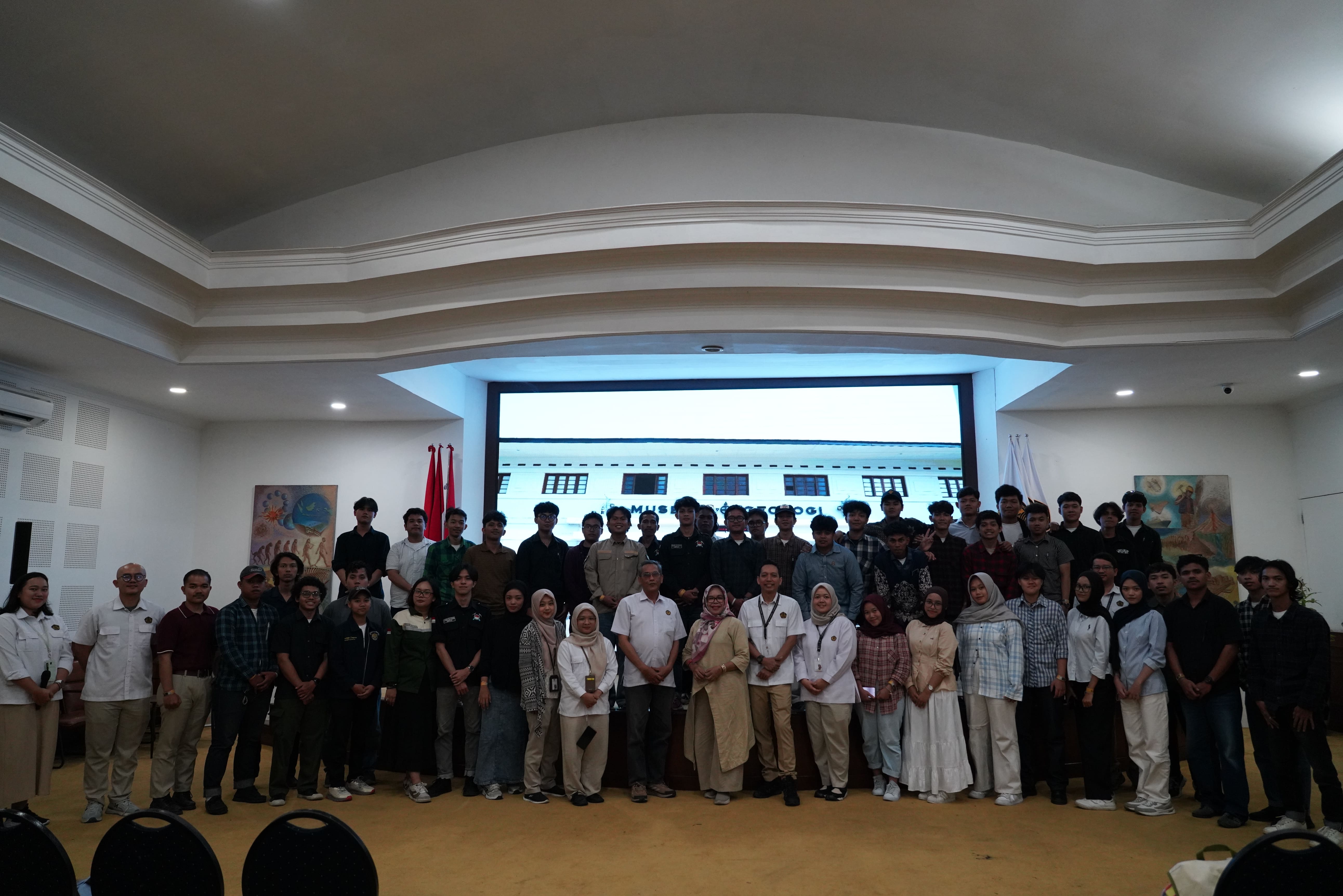 Praktikum Paleontologi di Museum Geologi: Mahasiswa Geologi UNPAK Dalami Fosil dan Rekonstruksi Kehidupan Purba